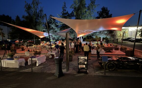 Paddock Lounge am Abend_autobau erlebniswelt